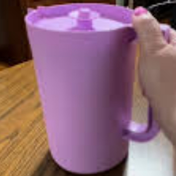 Tupperware 2 Qt. Classic Sheer Round Refrigerator Pitcher Thirst Quencher - Pink - Picture 11 of 14
